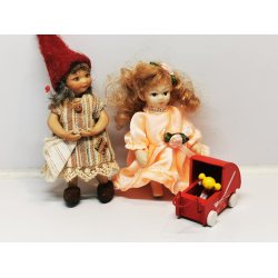 Lille dukke med rd kjole (brugt)