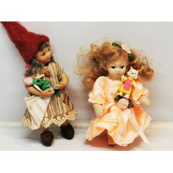 Lille dukke i grn kjole (brugt)