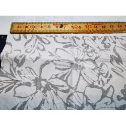 Hvidt stof med blomster mnster 35 x 29 cm