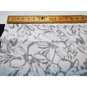 Hvidt stof med blomster mnster 35 x 29 cm