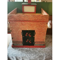 Rdt murstens dukkehus med altan og grnt tag SENDES IKKE