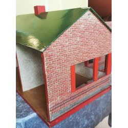 Rdt murstens dukkehus med altan og grnt tag SENDES IKKE