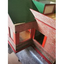 Rdt murstens dukkehus med altan og grnt tag SENDES IKKE
