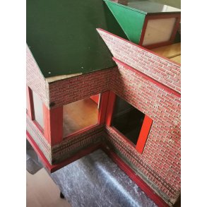 Rdt murstens dukkehus med altan og grnt tag SENDES IKKE