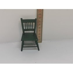 Grn stol i tr til dukkehus scala 1:12 (brugt)