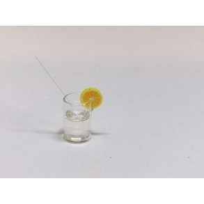 Glas med citron skive og sugerr (nyt)