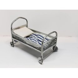 Seng i metal inkl sengetj (gammel)