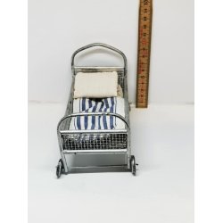 Seng i metal inkl sengetj (gammel)