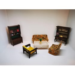 Lnestol i plastik til dukkehus scala 16/18 (brugt)