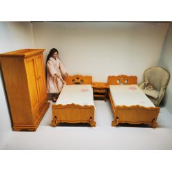 Natbord i tr (brugt)