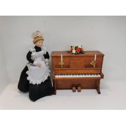 Klaver med lysestager. Mini Mundus til dukkehus scala 1:12 (brugt/som nyt)