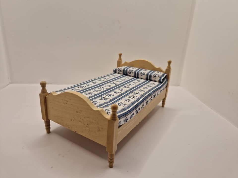 Enkelt seng umalet træ (brugt/som ny) - Senge og div til soveværelset scala miniature