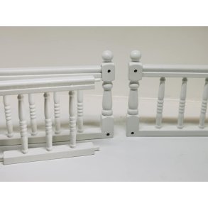 Gelnder st i hvidmalet tr (nyt)