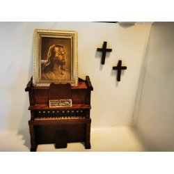 Kors i mrkebrun tr (nyt)