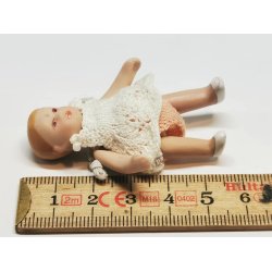 Baby dukke (brugt) med tj (hndlavet)