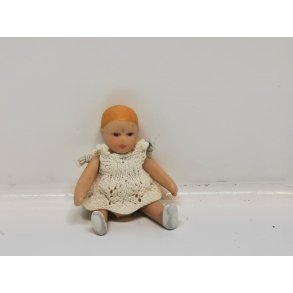Baby dukke (brugt) med tj (hndlavet)