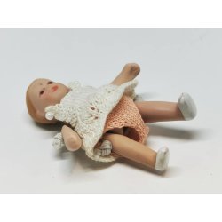 Baby dukke (brugt) med tj (hndlavet)