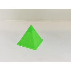Pyramide i plastik (brugt)