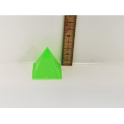 Pyramide i plastik (brugt)