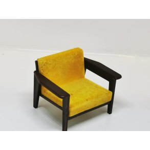 Lnestol i plastik til dukkehus scala 16/18 (brugt)