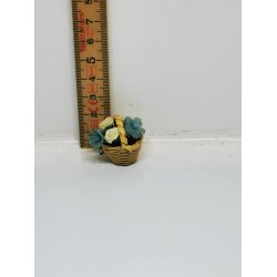 Kurv med hvide og lysebl blomster (brugt)