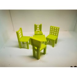 Stol i plastik til dukkehus scala 1:12 (brugt)