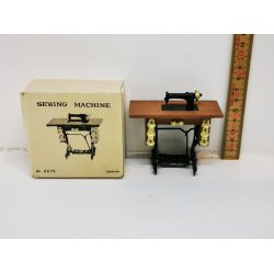 Symaskine med metal stel i original emballage (gammel)
