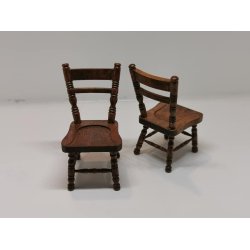 Kro stol i tr til dukkehus scala 1:12 (brugt/som ny)