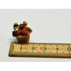 Meget lille kurv med julepynt (brugt)