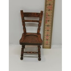 Kro stol i tr til dukkehus scala 1:12 (brugt/som ny)