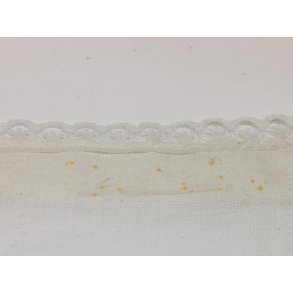 Stof med blondekant (brugt)