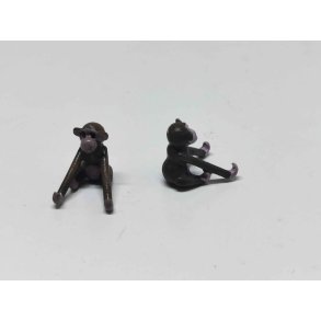 Abe siddende i plastik (hndlavet)