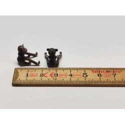 Abe siddende i plastik (hndlavet)