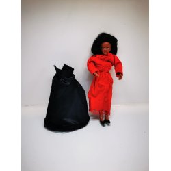 Mrk dukke til dukkehus scala 1:12 med tj (ny)