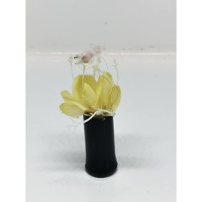 Sort vase med blomster (brugt)