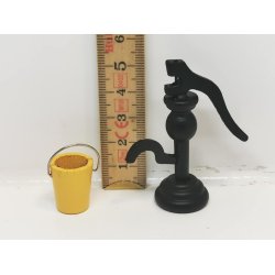 Vandpumpe med spand (nyt)