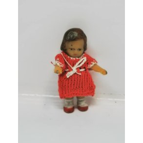 Ari dukke med hndlavet tj (brugt)
