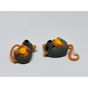 Mus der ligger og spiser ost (hndlavet)