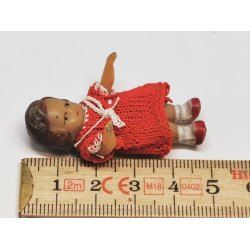 Ari dukke med hndlavet tj (brugt)