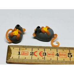 Mus der ligger og spiser ost (hndlavet)