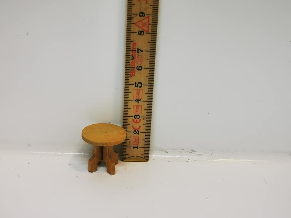 Skammel/lille bord i lyst træ (gammel) Skameler i størrelser - miniature