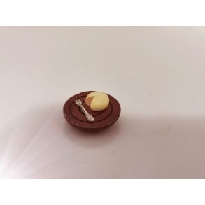 Tallerken med ost og gaffel (brugt)