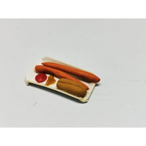 Bakke med plser, brd, sennep og ketchup (hndlavet)